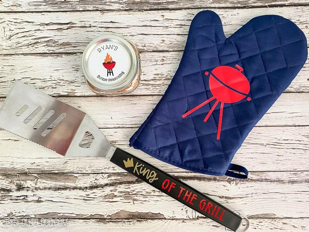 BBQ mit, spatula and seasoning jar as a gift personalized using Cricut
