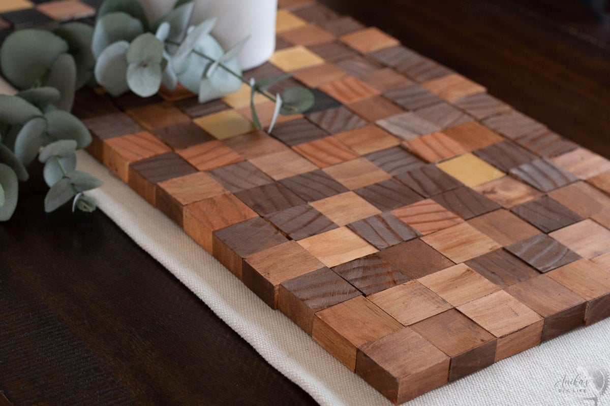 CLose up of the wood table runner