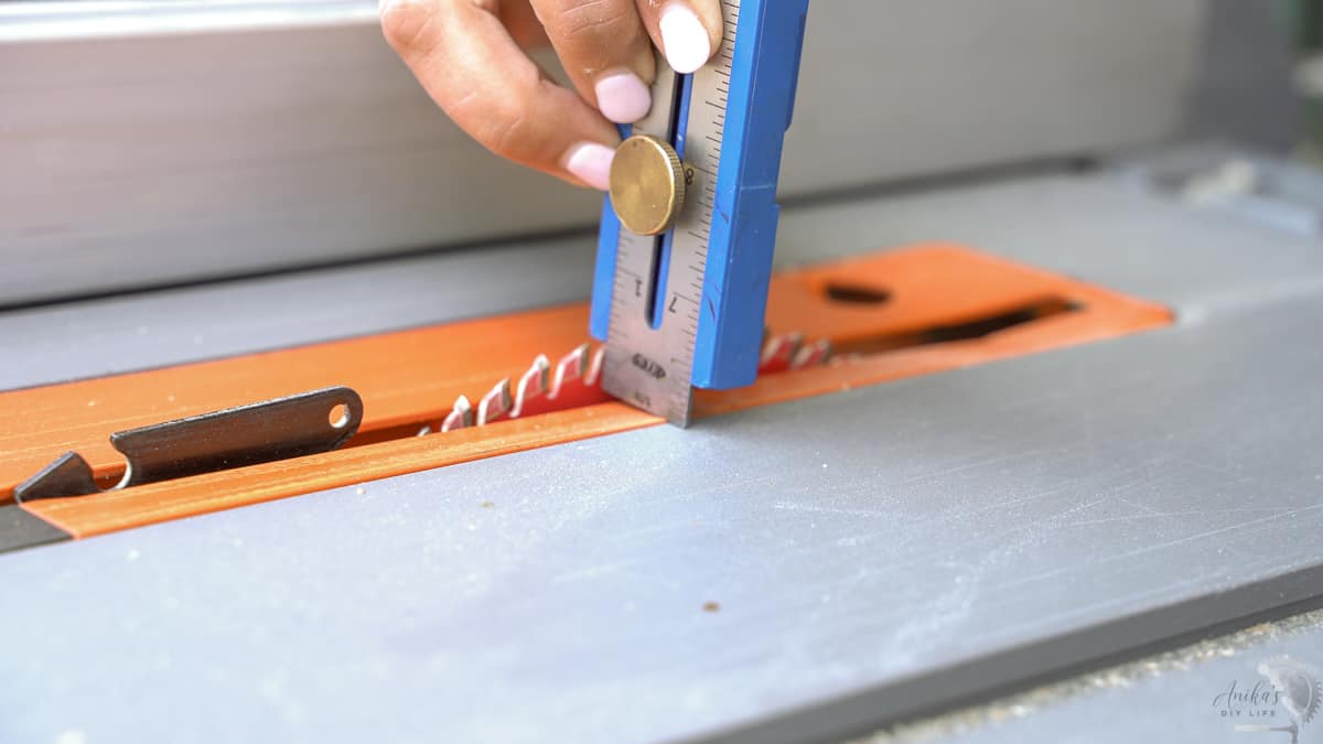 Setting up the table saw blade height to cut groove in boards