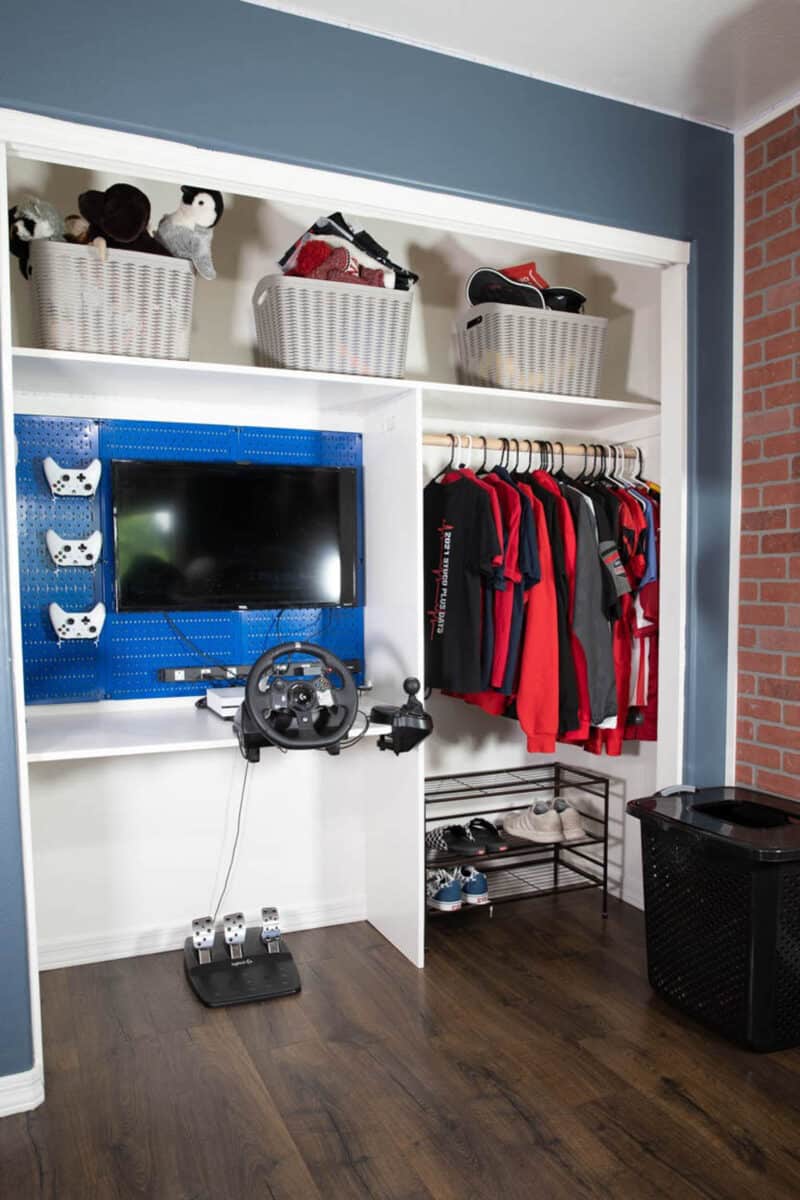 closet with buit-in gaming desk