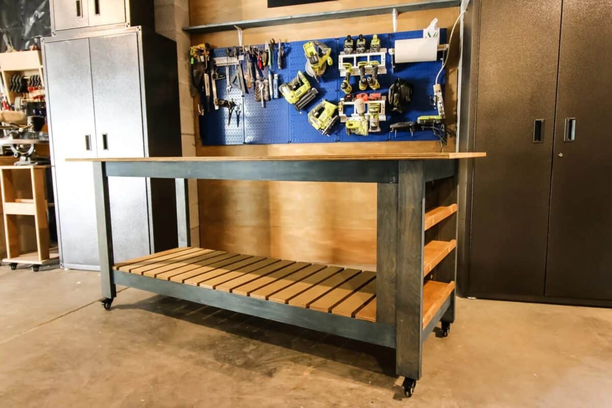 Mobile workbench with slatted bottom shelf