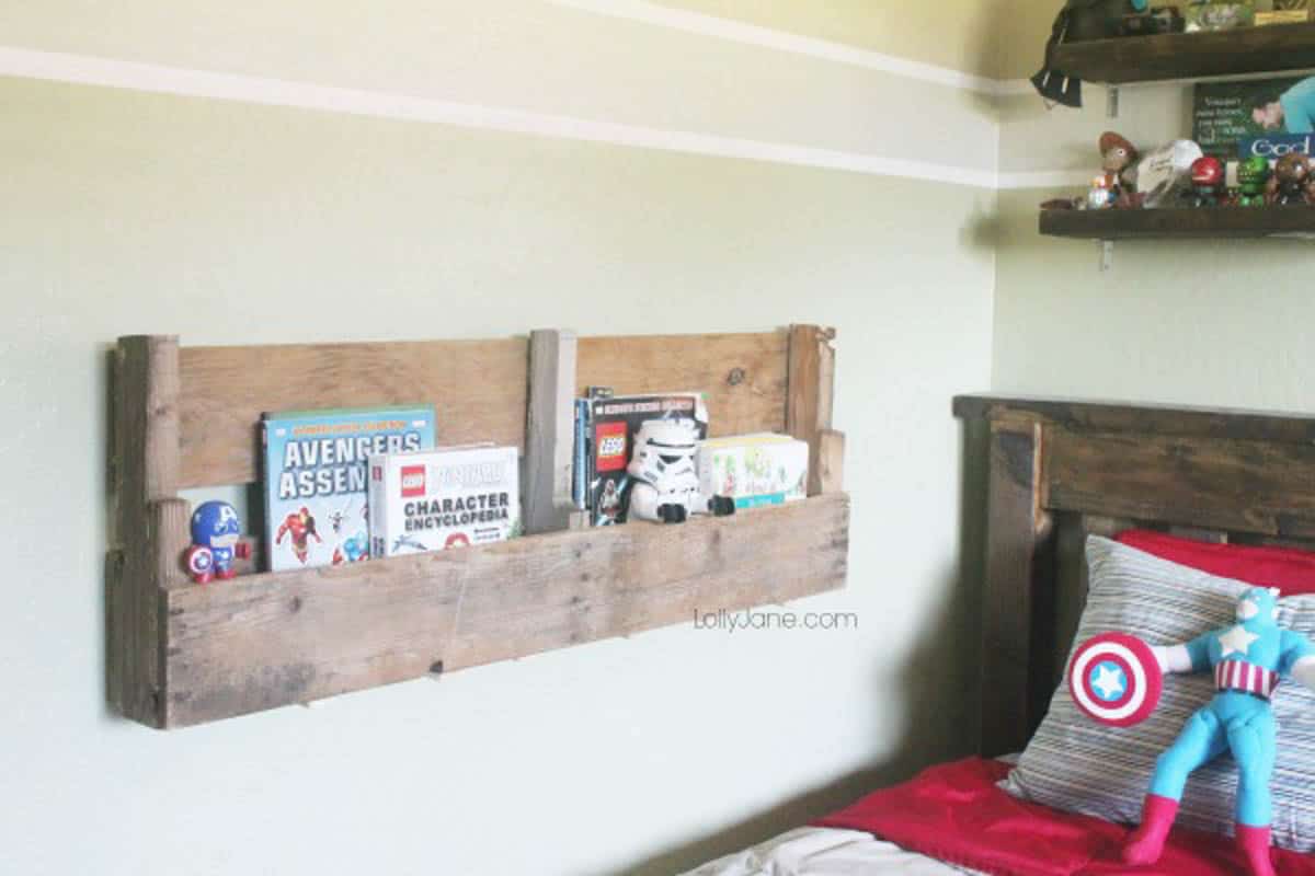 DIY pallet wood project wall mounted bookshelf
