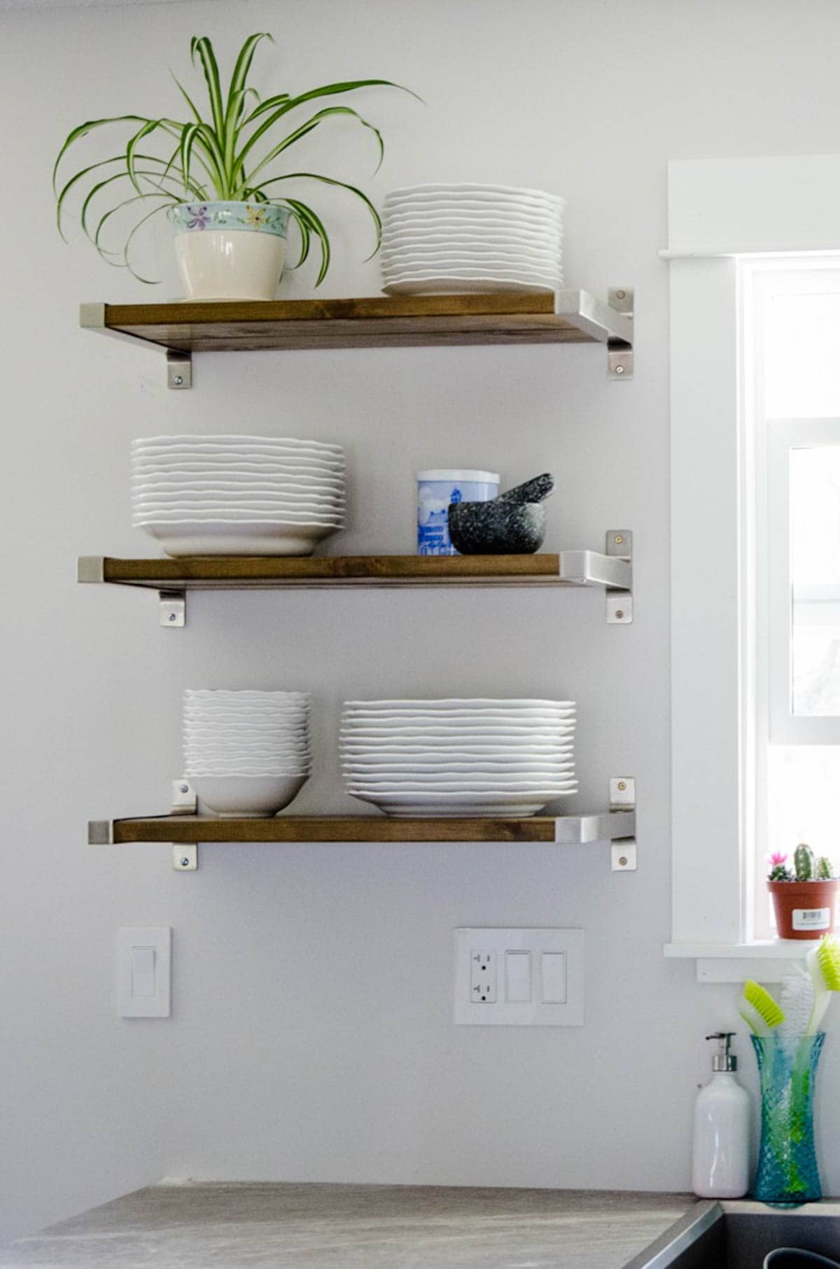 Open shelves attached using brackets in a kitchen