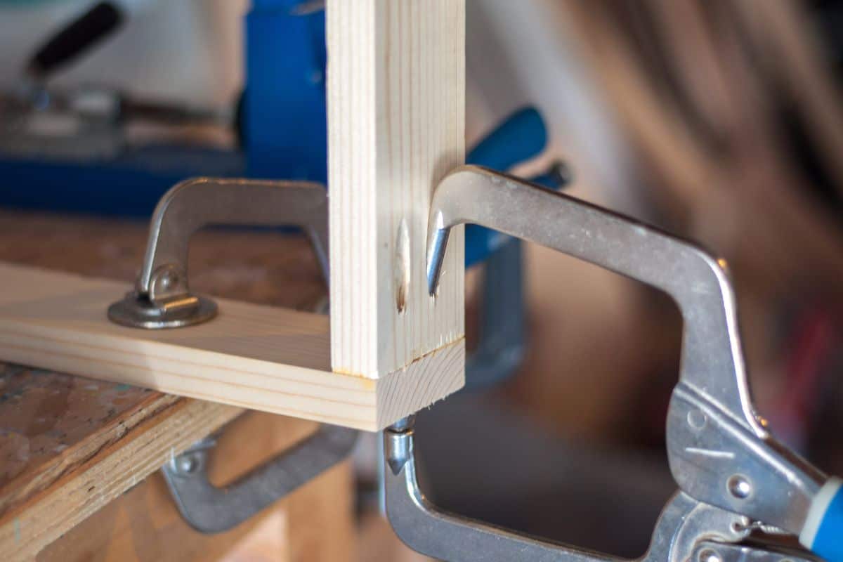 Making a butt joint at 90-degrees-with pocket holes and a right angle clamp