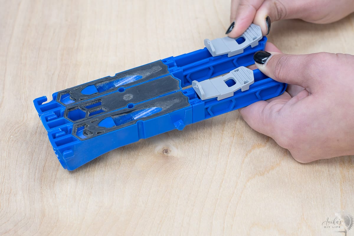 Setting the material thickness on Kreg 320 by moving the tabs on the back