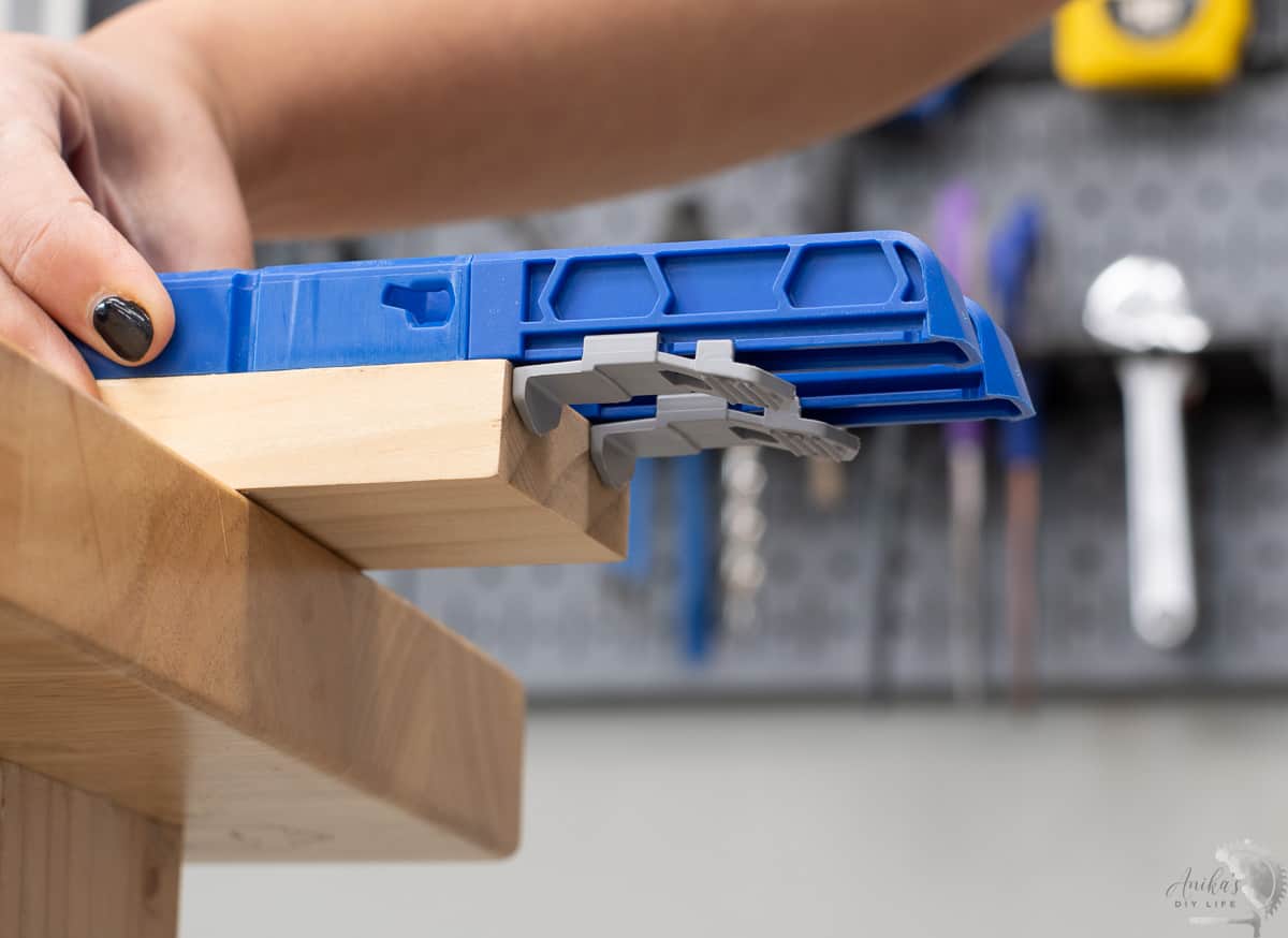 how to align the bottom tabs on the Kreg 320 to the board
