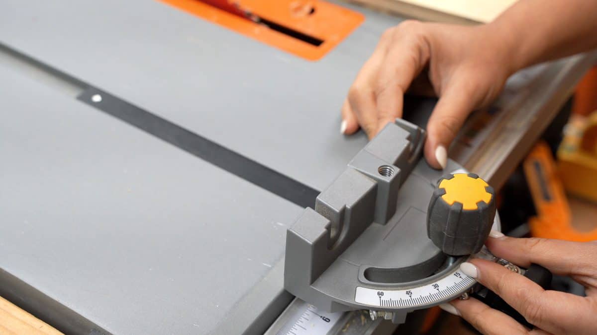 miter gauge in a table saw