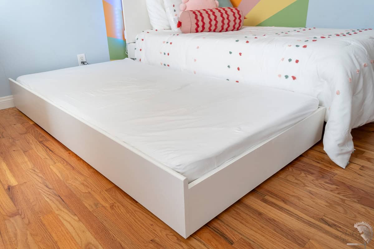 DIY trundle bed next to a twin bed.