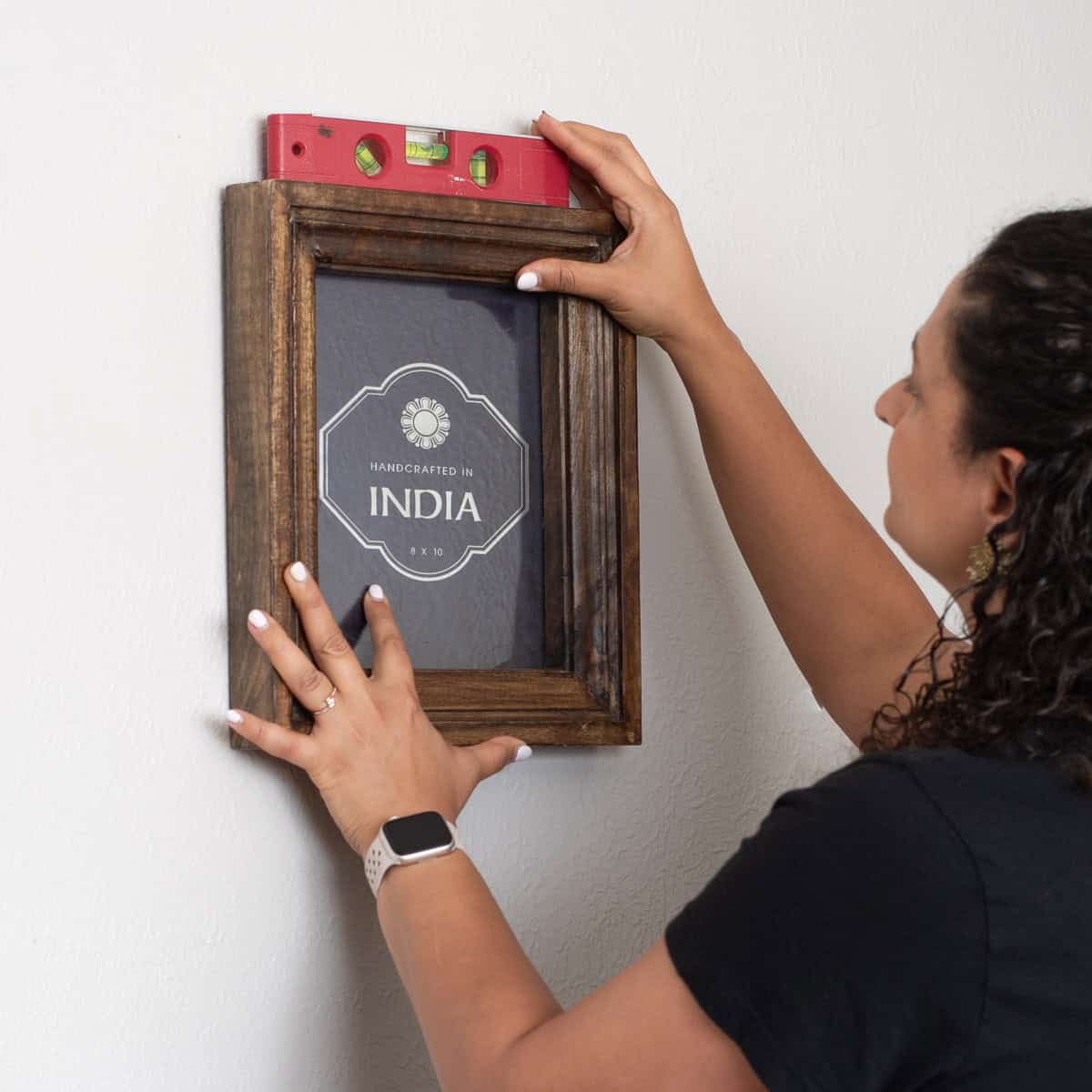 Whether you are renting or want to keep your walls pristine, here is how to hang pictures on the wall without using nails.