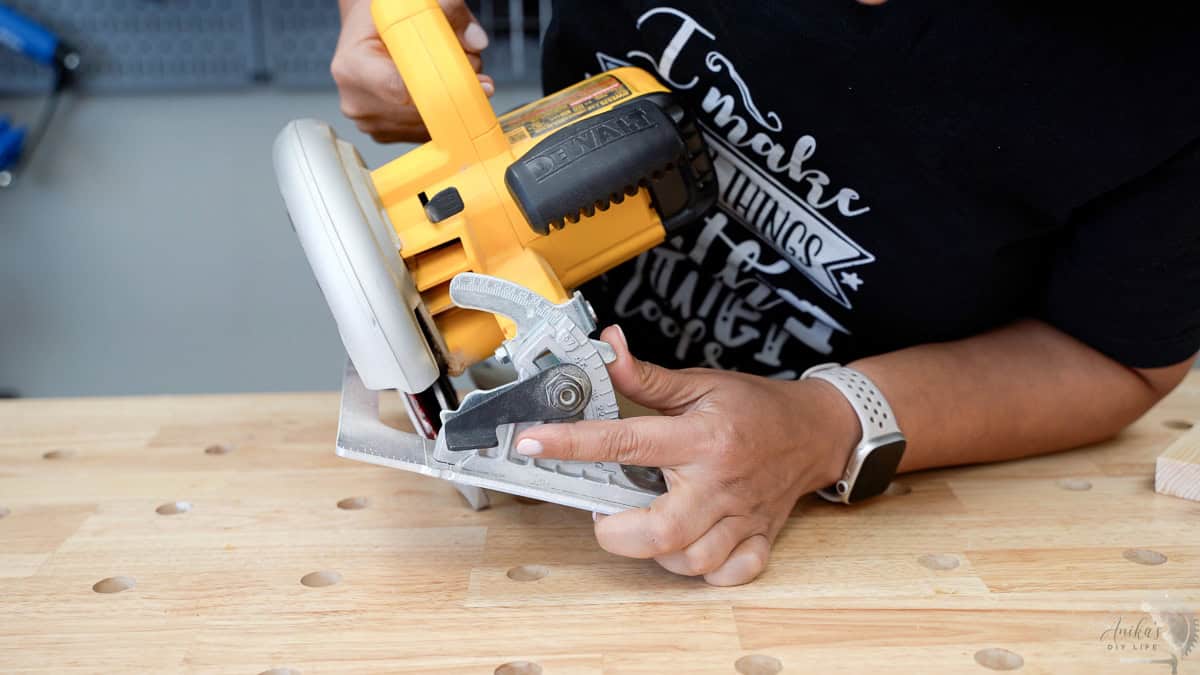 Setting the dewalt circular saw to 45-degree