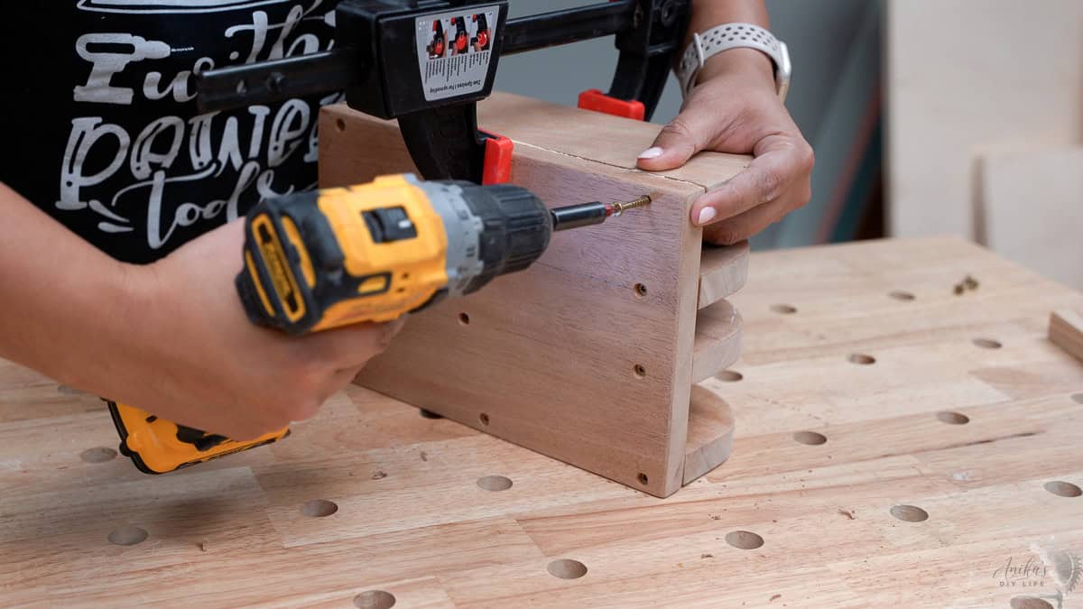 Attaching the last divider using wood screw