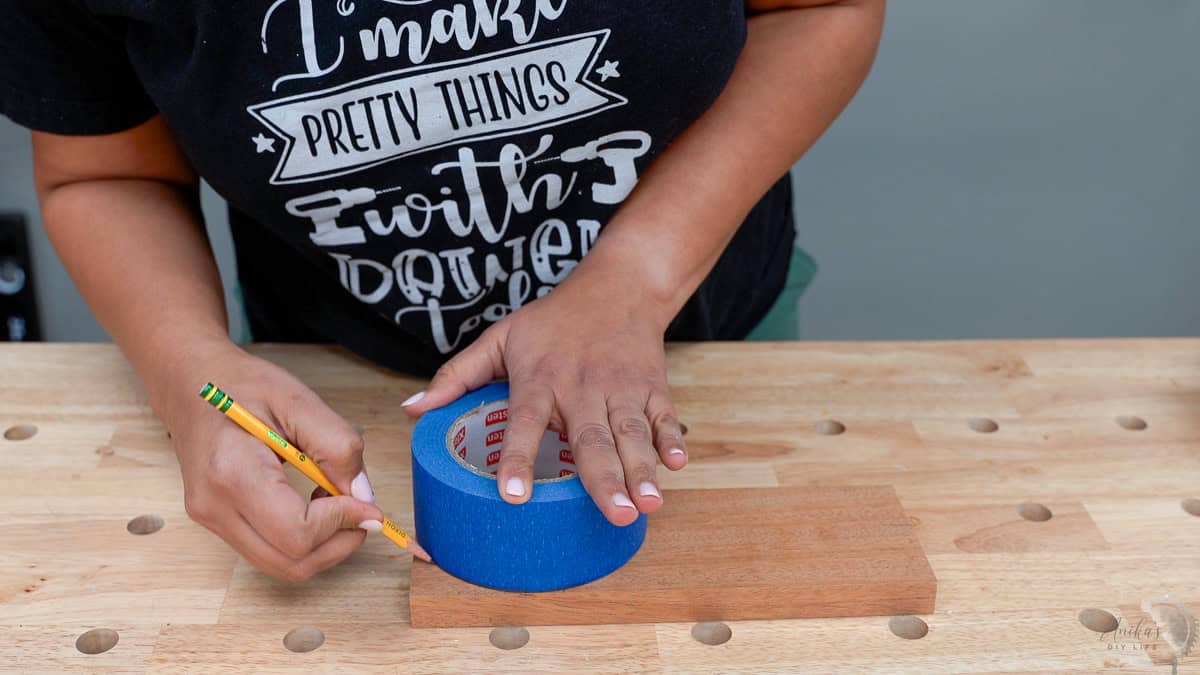 Drawing a curve on the edge using a masking tape