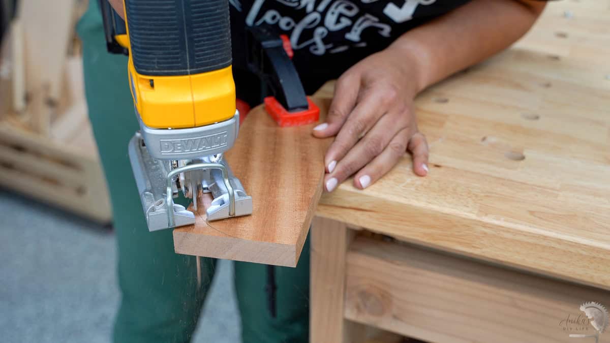 Cutting out the curve on the cutting board stand with a jigsaw
