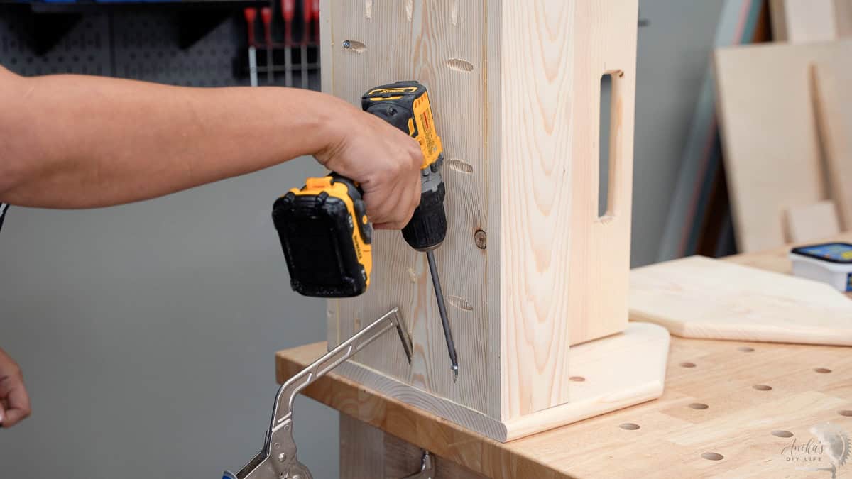 Attaching the sides of the wagon using pockethole screws