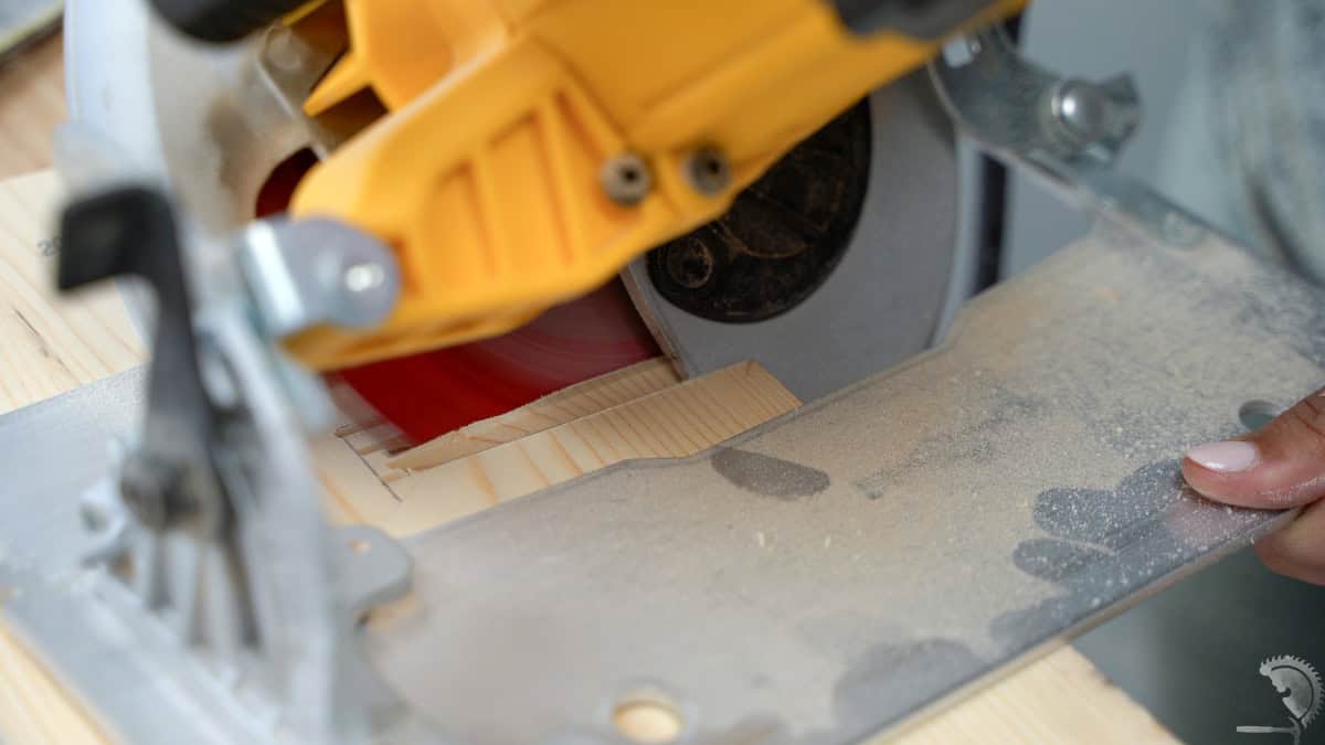 making multiple cuts for the book stand half lap
