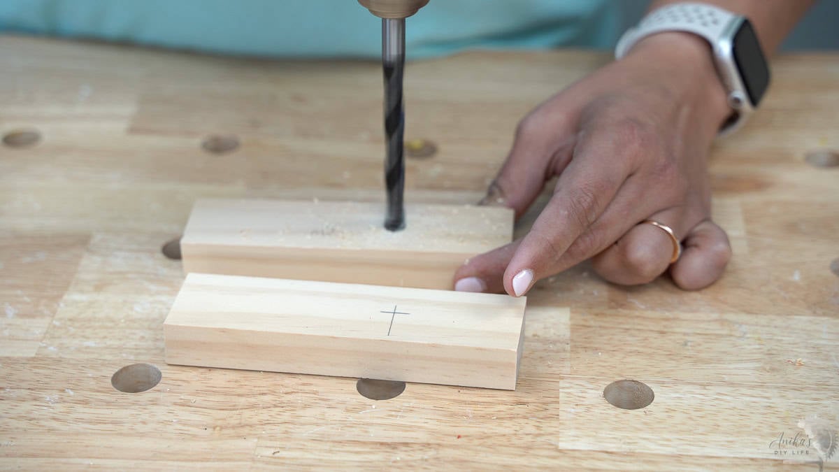 Making holes for the dowels in the parts of the stand
