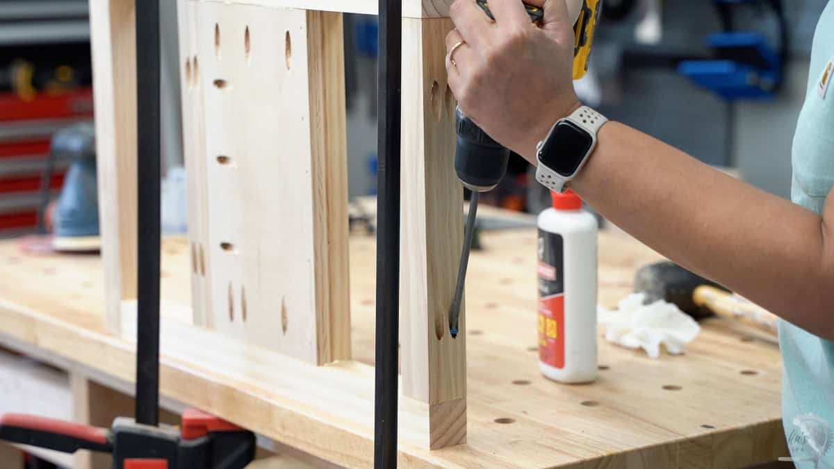 Attaching the bottom support using pocket hole screws