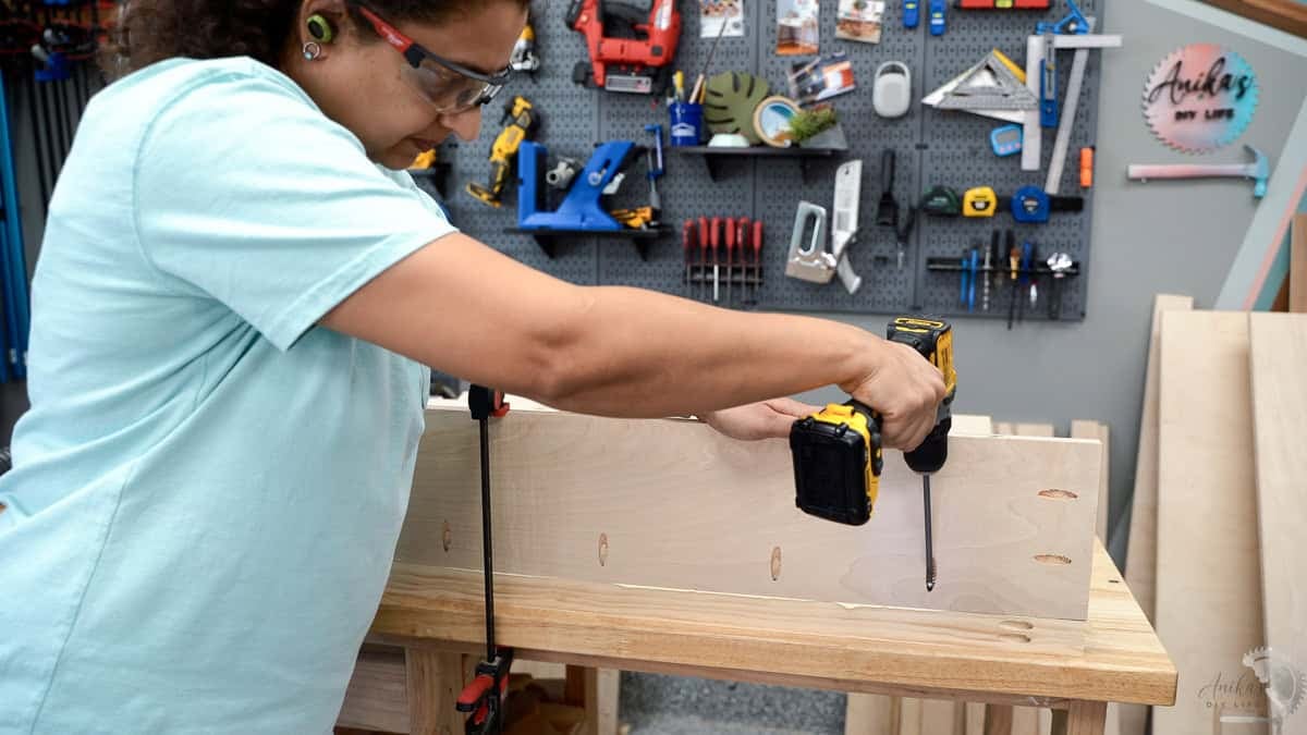 Attaching the plywood to the 2x2 using pocket hole screws